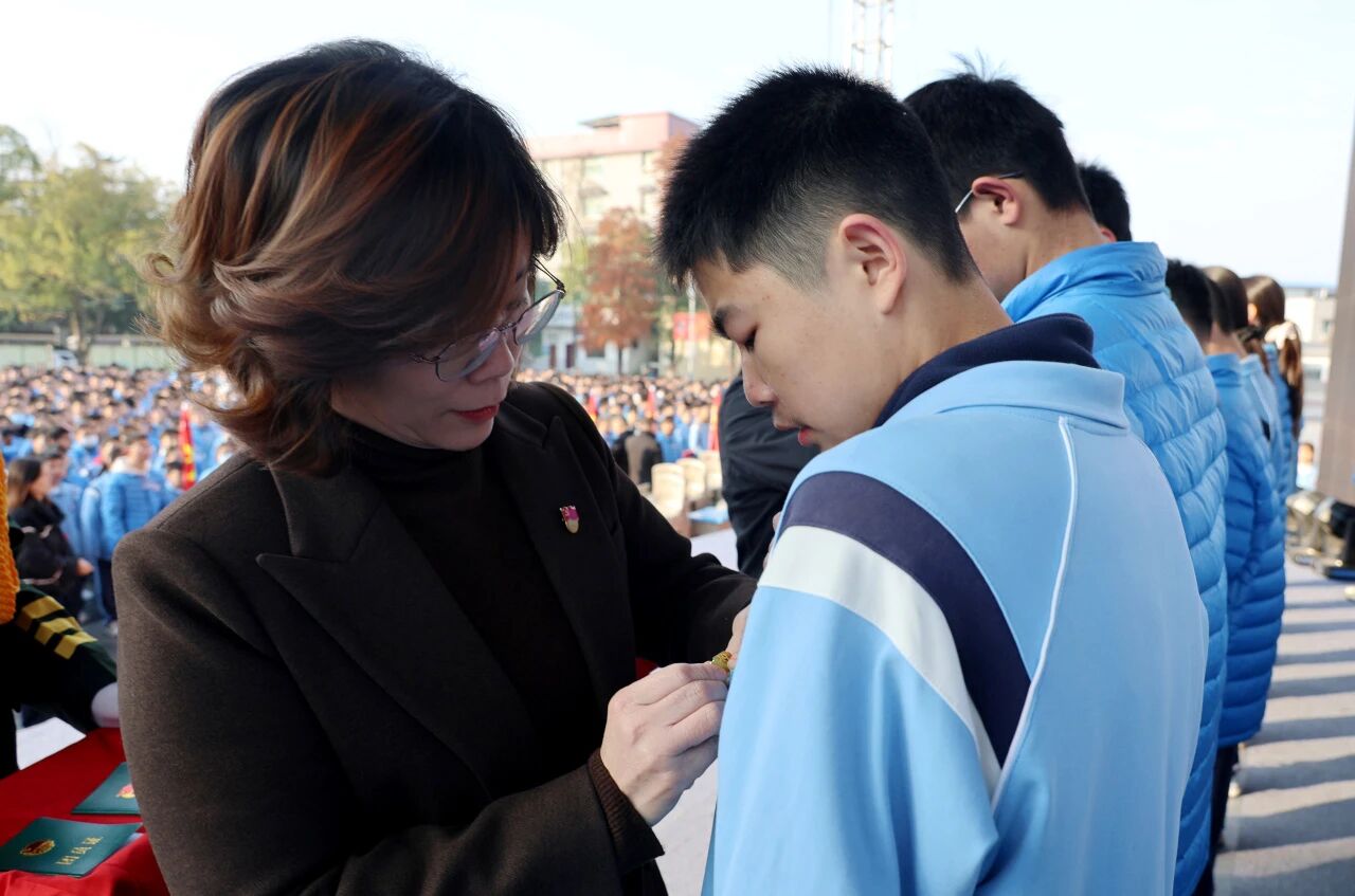 赓续红色血脉 挺膺青春担当  湘潭江声实验学校隆重举行2024级学生离队建团暨新团员入团宣誓仪式