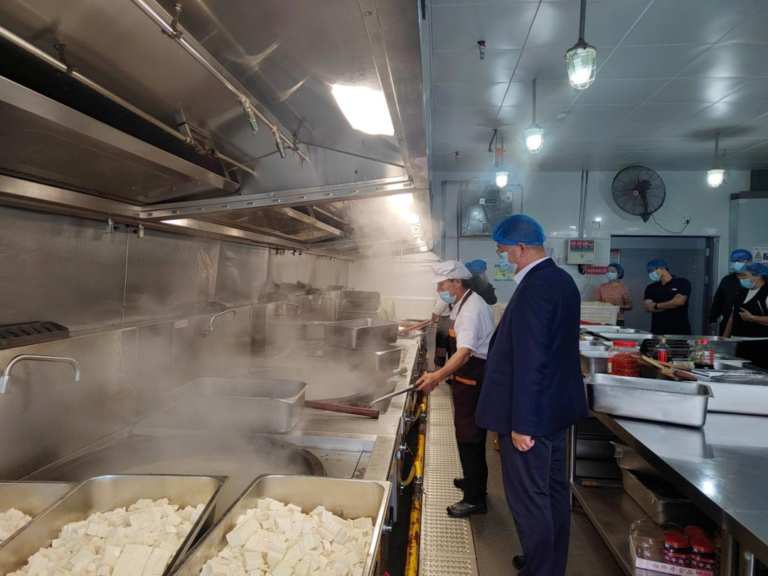 抓实食堂安全监管，筑牢师生饮食防线——湘大附校召开食堂工作书记校长现场办公会