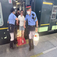 盲人旅客独自出行，K770次两位列车长接力护送