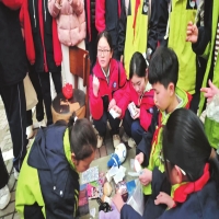 岳阳市第十五中学 下课铃变“集结号”街头义卖送温暖