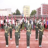 红旗映秋日 扬帆正当时——岳阳县第三中学举行2026年下学期开学典礼暨首次升旗仪式