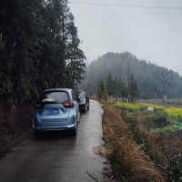 乡村小路遇粤A车霸道行径！仅需倒车10米却寸步不让，逼湘B车雨中倒行50米S弯