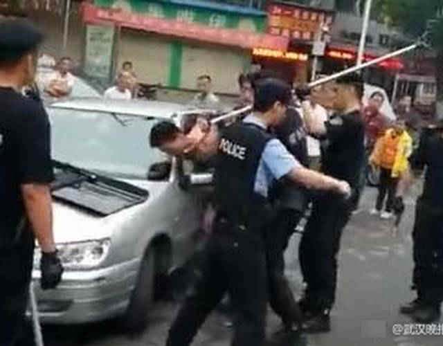 6月5日清晨，湖北省武汉市蔡甸区蔡甸街蔡张二路一男子赤身裸体持水果刀将4名路人捅伤。蔡甸警方赶赴现场对嫌疑人进行合围，最终在蔡甸利红超市门前路边用钢叉将其控制并抓获。来源：武汉晚报