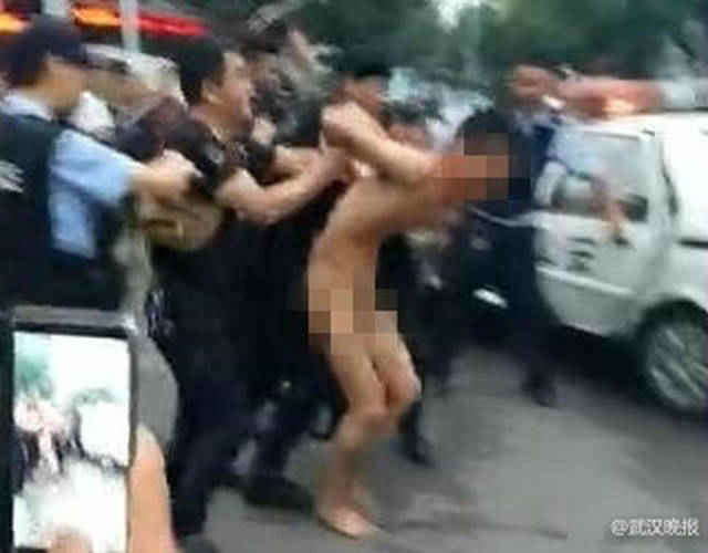 经查，钱某系蔡甸街人，27岁。目前，4名伤者中一名抢救无效不幸身亡，另外3名伤者经及时救治已无生命危险。案件正在进一步办理之中。