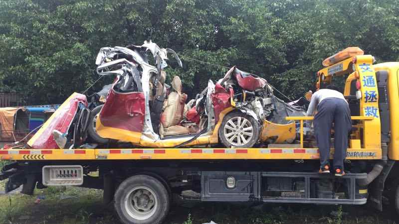 父子三人驾车外出过父亲节 遭大货车追尾全部遇难