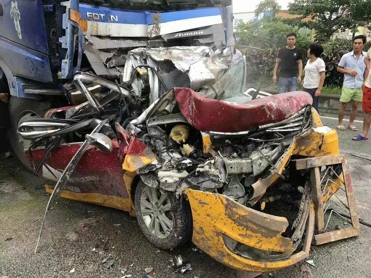 父子三人驾车外出过父亲节 遭大货车追尾全部遇难