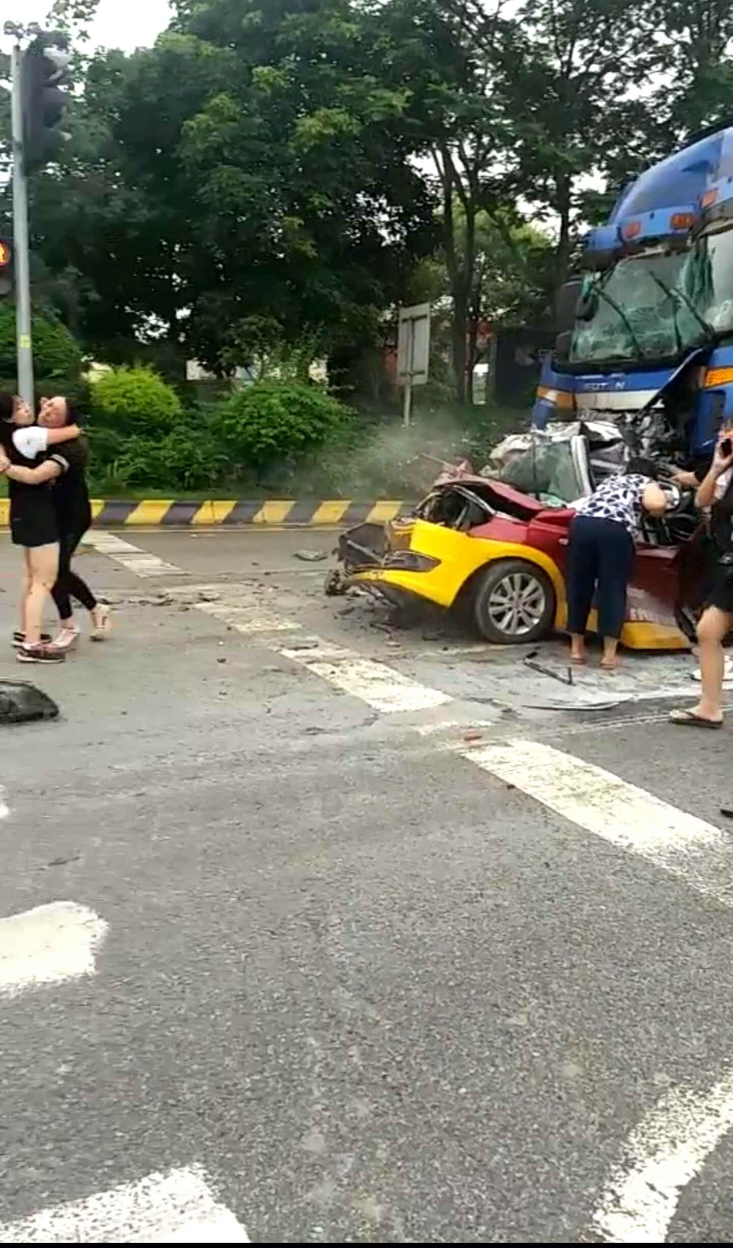 父子三人驾车外出过父亲节 遭大货车追尾全部遇难