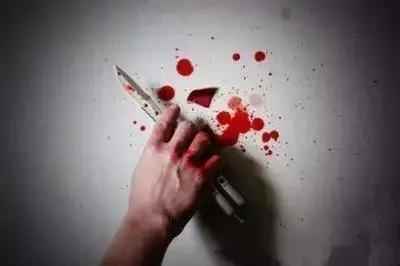 丧心病狂！女子因何在商场门口惨遭割喉？