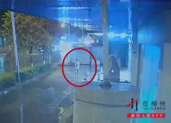 丧心病狂！女子因何在商场门口惨遭割喉？