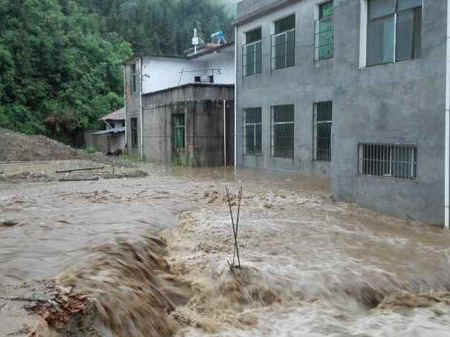 大妈网恋高富帅被骗！南方暴雨八省万人受灾！