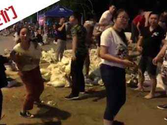 大妈网恋高富帅被骗！南方暴雨八省万人受灾！