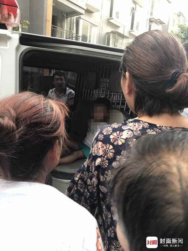 3岁男孩头卡防盗窗悬空挣扎 民警撞门而入救援