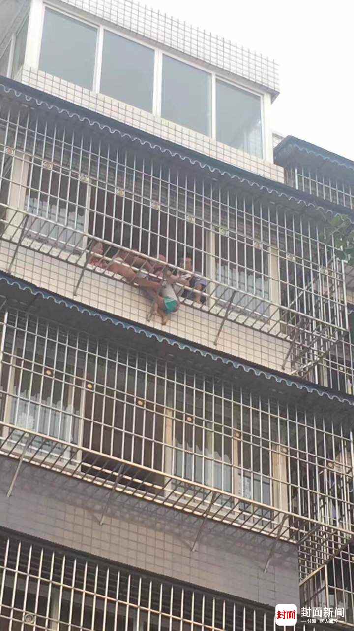 3岁男孩头卡防盗窗悬空挣扎 民警撞门而入救援
