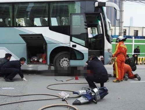 新闻报道，3月26日中午，该男孩与同行3个伙伴（均未成年）骑ofo共享单车时，在天潼路、曲阜路、浙江北路路口与上海弘茂汽车租赁有限公司客车相撞，致使该男孩倒地并从该大型客车前侧进入车底遭受挤压、碾压，后经上海长征医院抢救无效于当日死亡