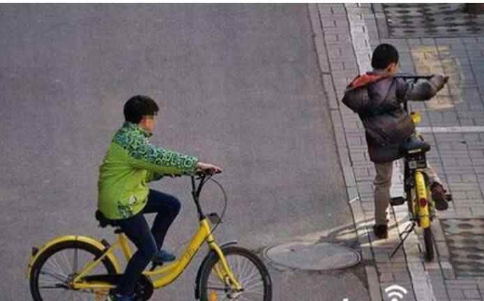 新闻图片：骑共享单车的儿童