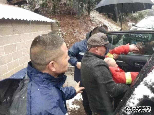 湖南株洲一高速环卫工人失联20小时，民警在大雪的山头找到