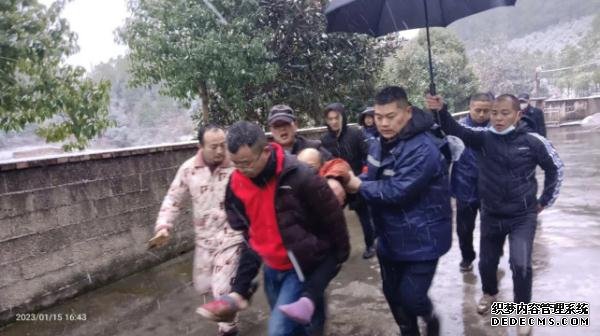 湖南株洲一高速环卫工人失联20小时，民警在大雪的山头找到